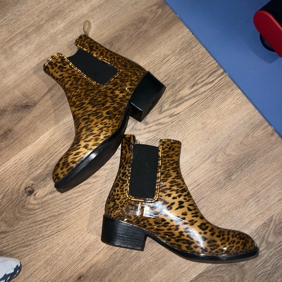 Jeffrey Campbell Leopard Print Rubber Short Pointed Toe Rain Boots. Size 6. - Picture 6 of 9